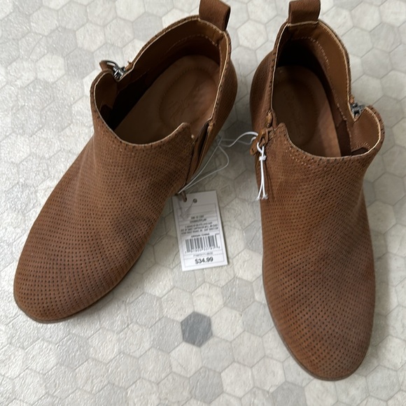 Universal Thread Booties - Picture 2 of 3